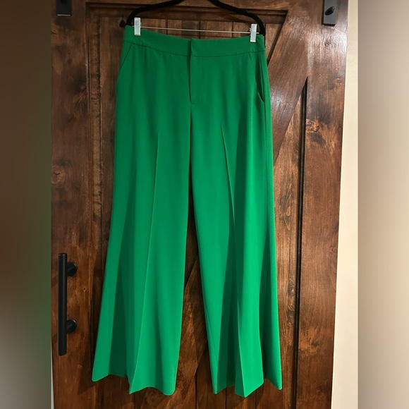 Alice + Olivia Dylan High Waisted Wide Leg Pant
In Deep Emerald - Picture 2 of 6